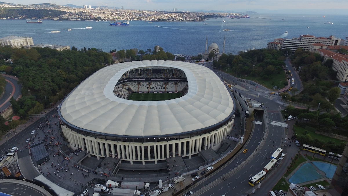 Besiktas Tüpras-Stadion am Bosporus
