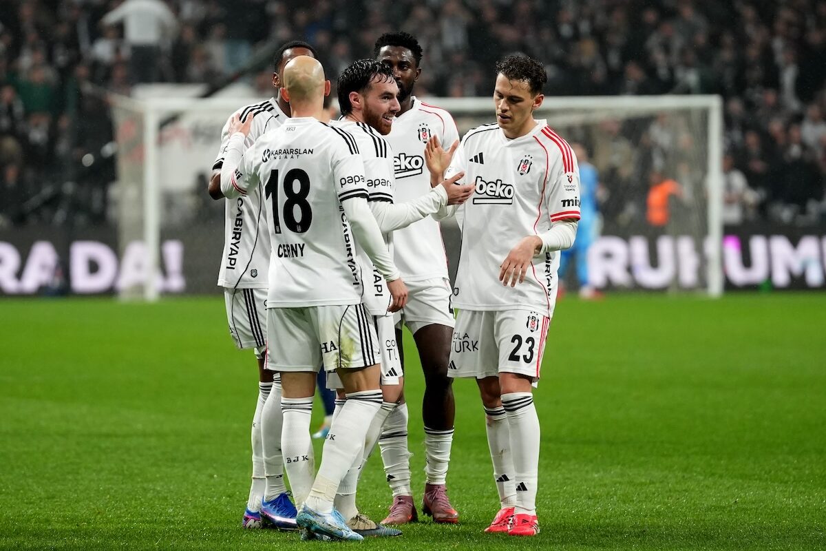 Orkun Kökcü und Vaclav Cerny feiern mit Besiktas-Teamkollegen