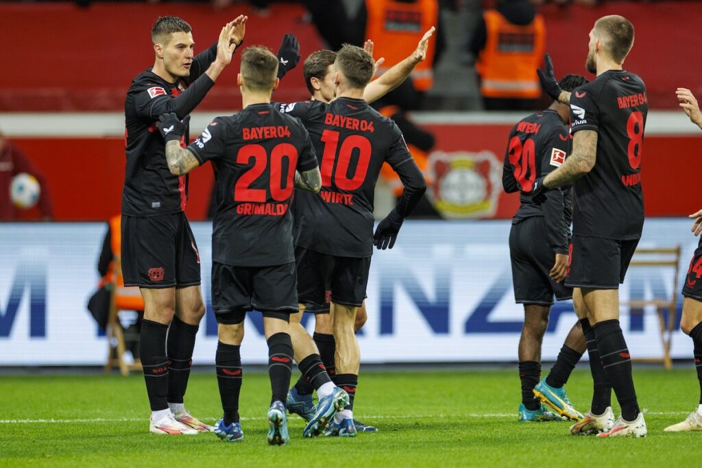 Alejandro Grimaldo und Teamkollegen für Bayer 04 Leverkusen