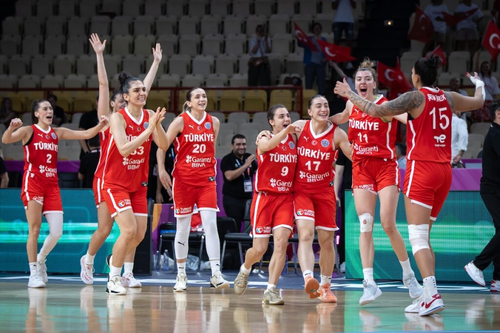 Die türkische Frauen Basketball Nationalmannschaft jubelt