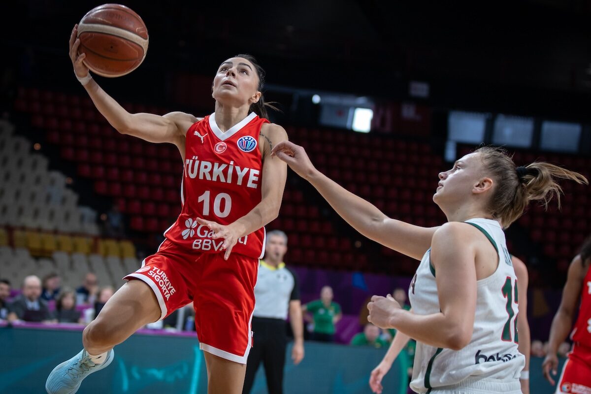 Frauen Basketball Nationalmannschaft mit Korbleger