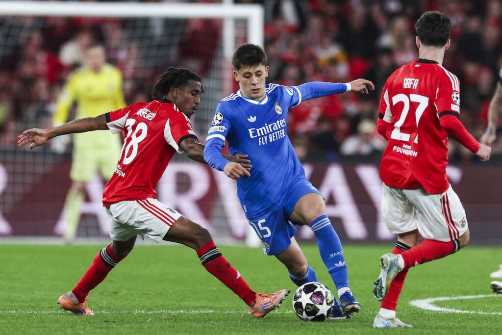 Real Madrid-Talent Arda Güler im Zweikampf mit zwei Benfica Lissabon-Spielern