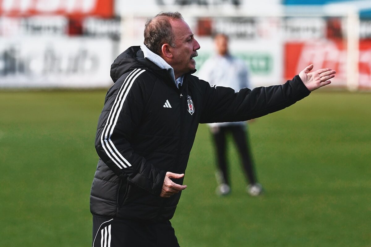 Besiktas-Trainer Sergen Yalcin leitet Einheit seiner Mannschaft