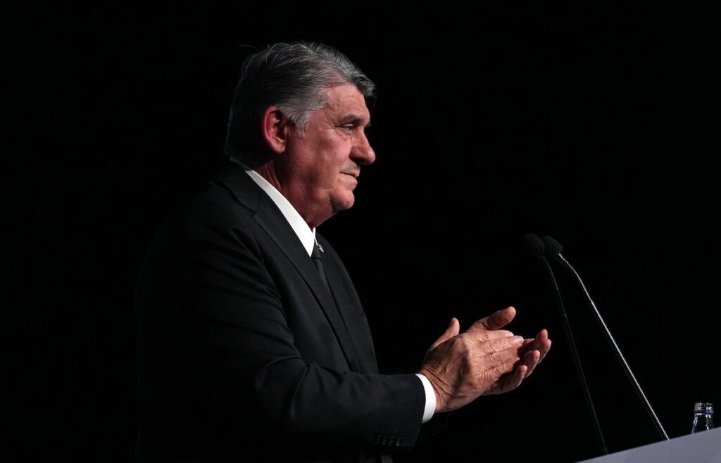 Besiktas-Präsident Serdal Adali spendet Beifall