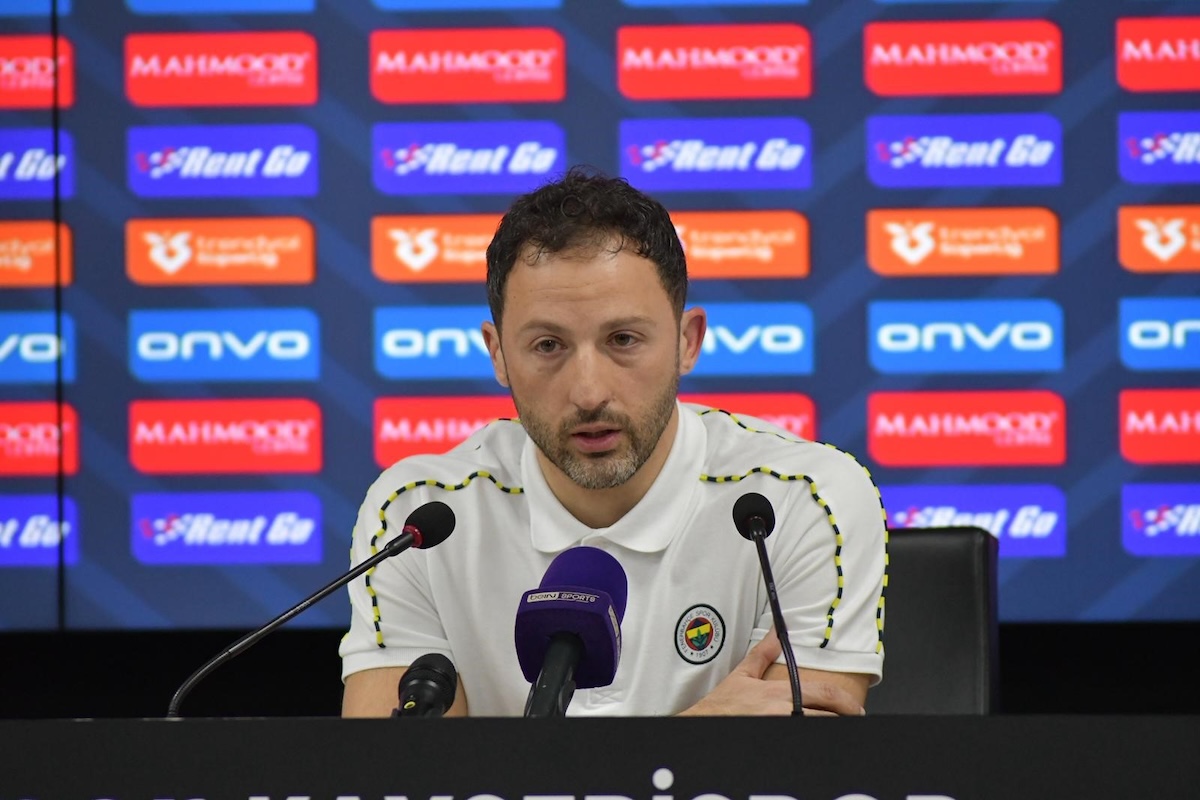Domenico Tedesco während einer Süper Lig-Pressekonferenz
