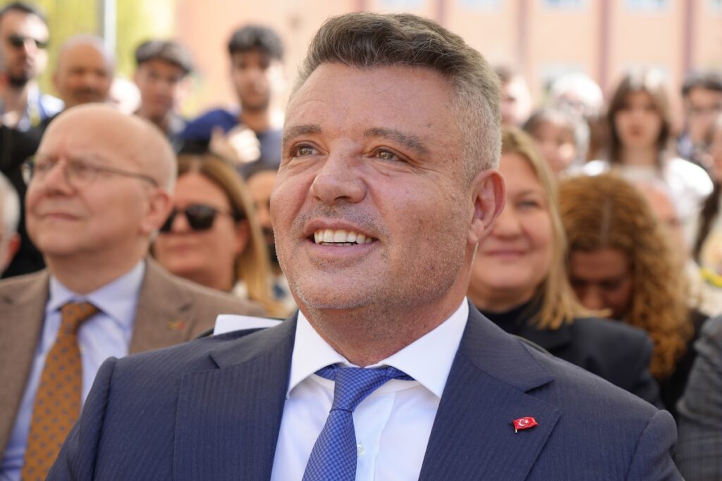 Sadettin Saran verspricht Rekord-Prämie und schickt emotionale Kampfansage an Galatasaray! Präsident Sadettin Saran schwört Fenerbahce-Vereinsgemeinde auf Endspurt im Titelrennen ein