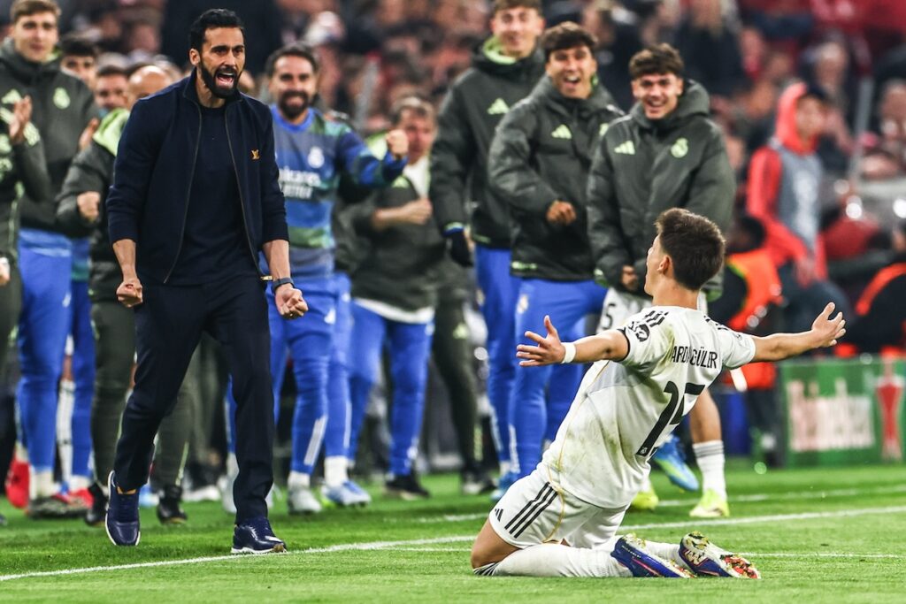 Arda Güler jubelt mit Real Madrid-Traienr Arbeloa
