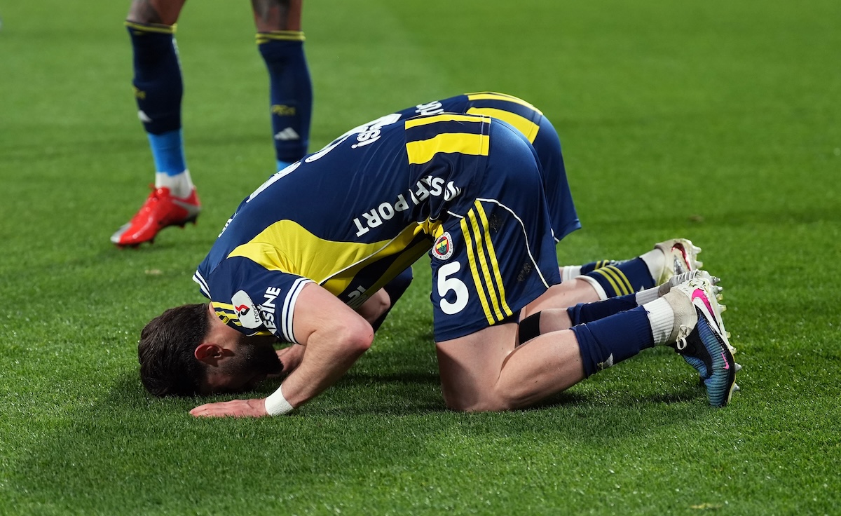 Ismail Yüksek Fenerbahce am Boden