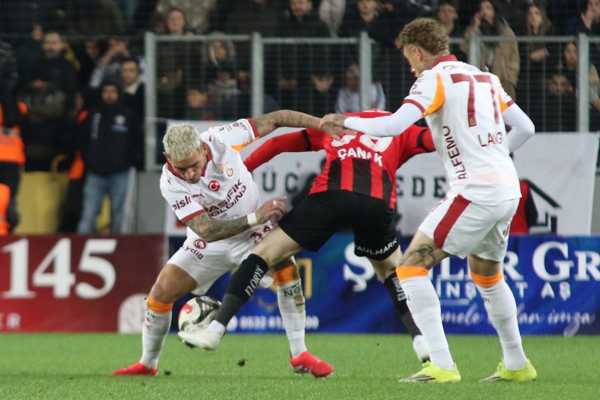 Galatasaray-Duo Lucas Torreira und Noa Lang im Zweikampf mit einem Genclerbirligi-Spieler