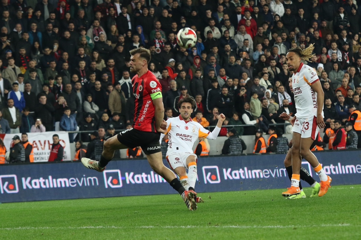 Galatasaray-Flügelspieler Yunus Akgün gegen Genclerbirligi