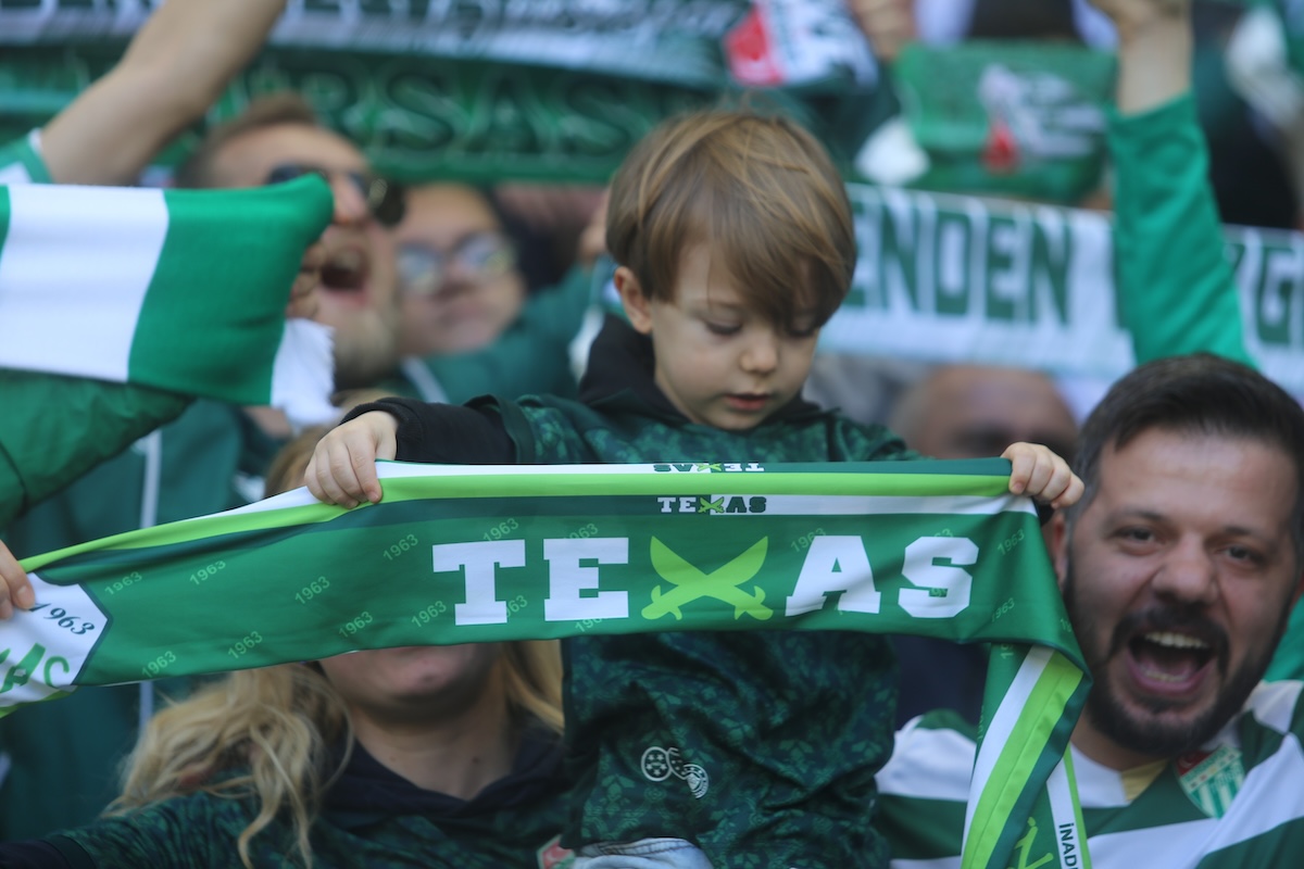 Junger Bursaspor-Fan mit Fangruppe Texas-Schal