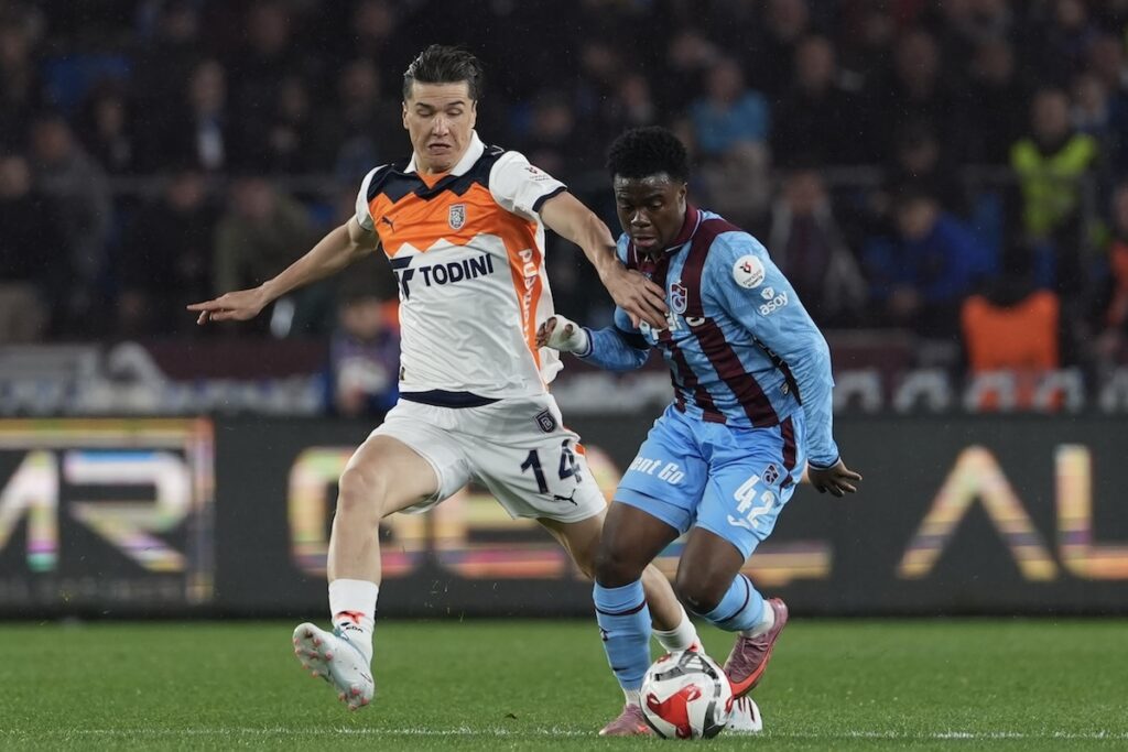 Süper-Lig-Torschützenkönig bleibt am Bosporus: Basaksehir zieht die Option für Usbekistans WM-Held Eldor Shomurodov! Trabzonspor-Talent Christ Inao Oulai und Basaksehir-Profi Eldor Shomurodov im Zweikampf