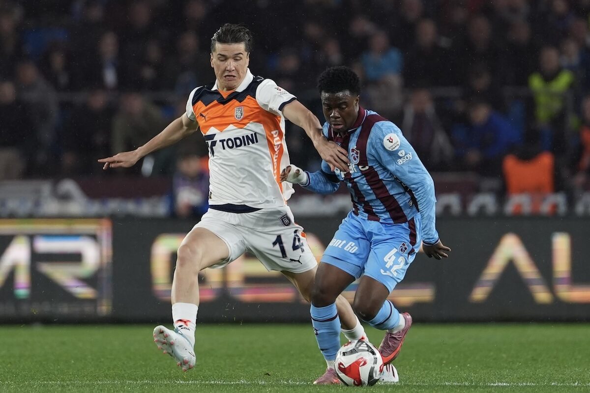 Trabzonspor-Talent Christ Inao Oulai und Basaksehir-Profi Eldor Shomurodov im Zweikampf