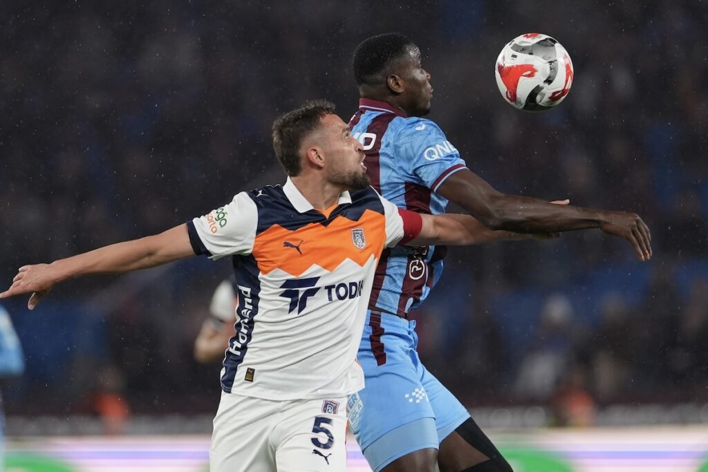 Trabzonspor-Torjäger Paul Onuachu und Basaksehir-Verteidiger Leo Duarte im Zweikampf
