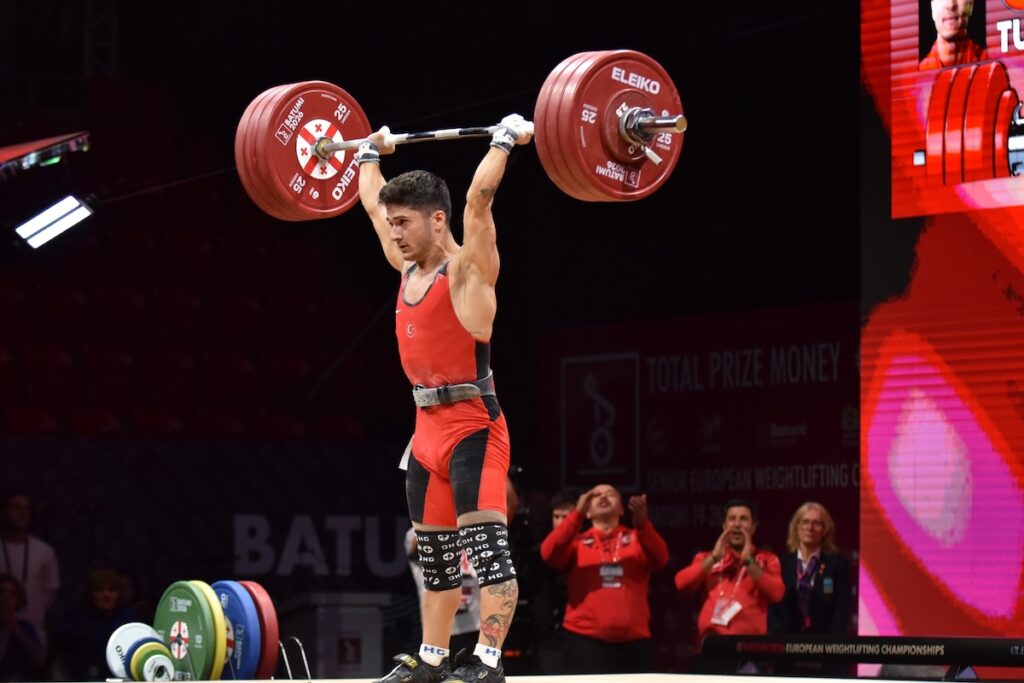 Türkischer Athlet Muhammed Furkan Özbek schreibt Geschichte im Gewichtheben