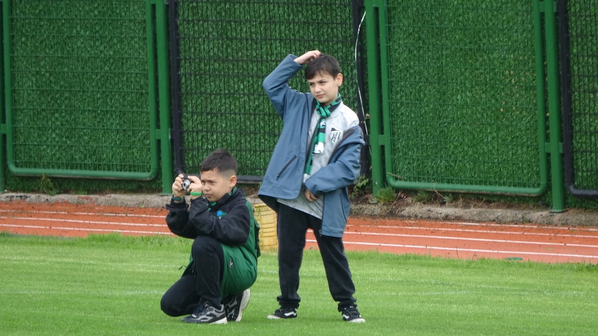 Der junge Kocaelispor-Fan Ertugrul Sert mit seiner neuen Kamera