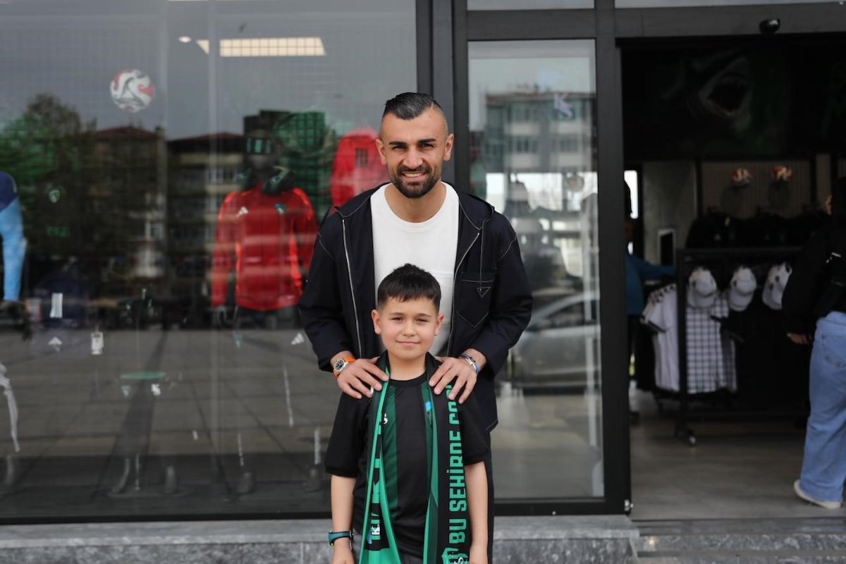 Serdar Dursun mit jungem Kocaelispor-Fan