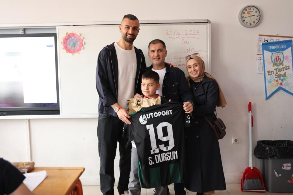 Serdar Dursun mit jungem Kocaelispor-Fan