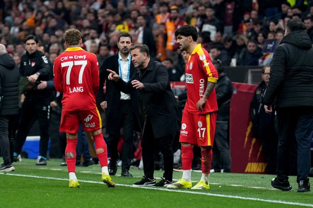 Galatasaray-Trainer Okan Buruk im Gespräch mit Noa Lang und Eren Elmali