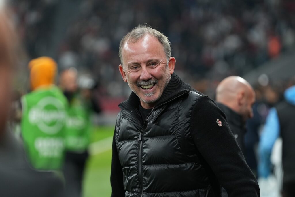 Freude bei Besiktas-Trainer Sergen Yalcin