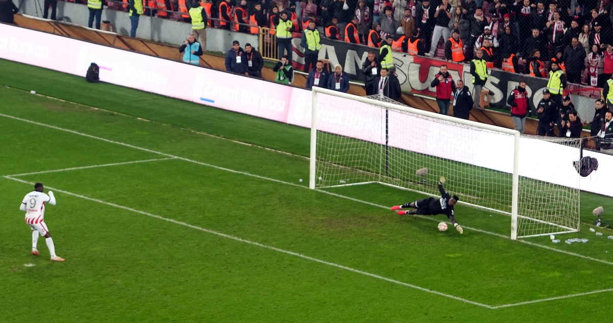 Trabzonspor-Torhüter Andre Onana pariert Elfmeter von Samsunspor