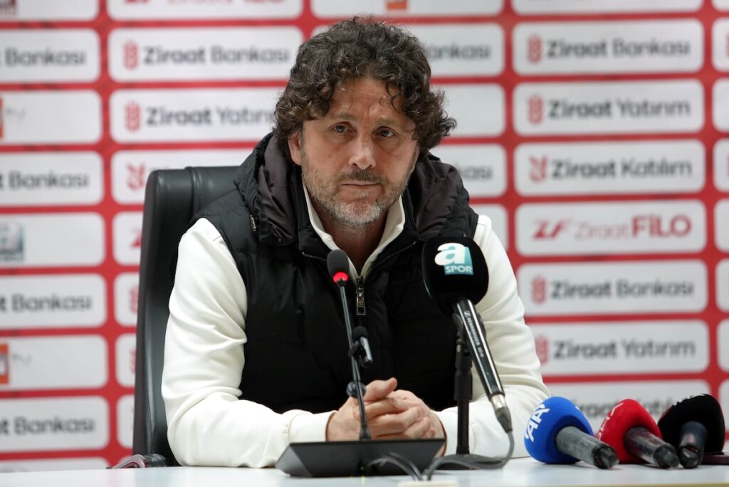 Trabzonspor-Trainer Fatih Tekke spricht auf Pressekonferenz