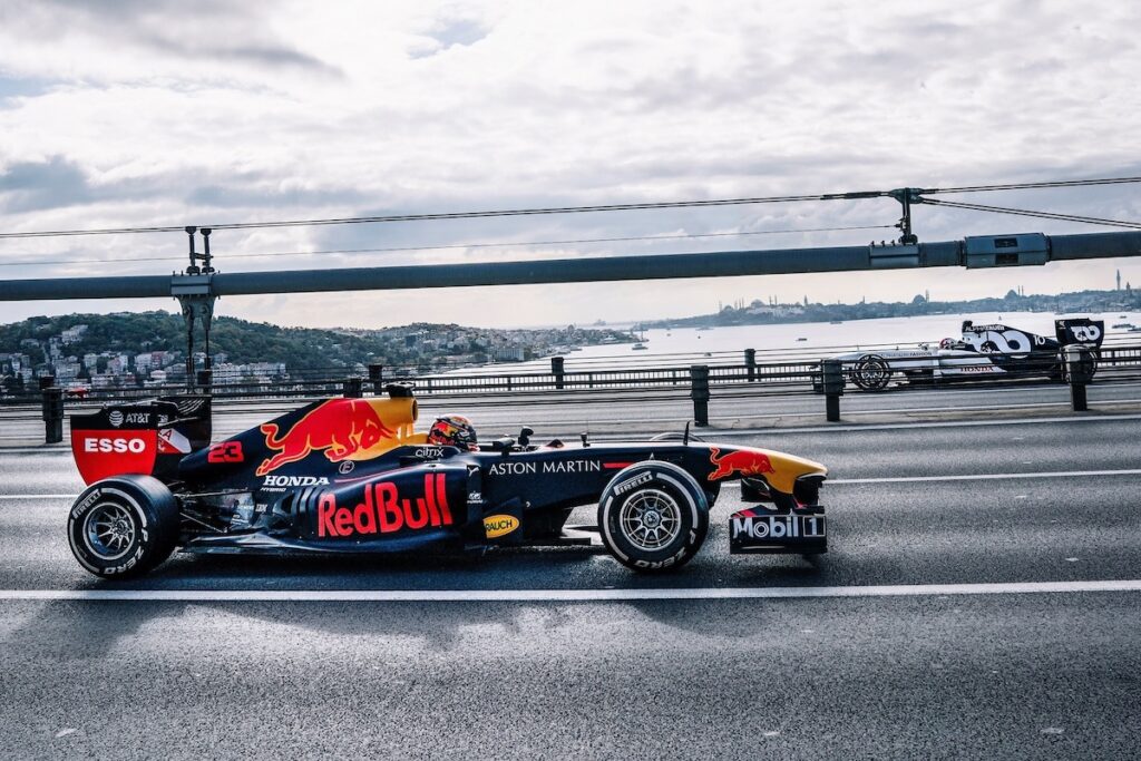 Formel 1-Rennwagen in Istanbul vor Brücke