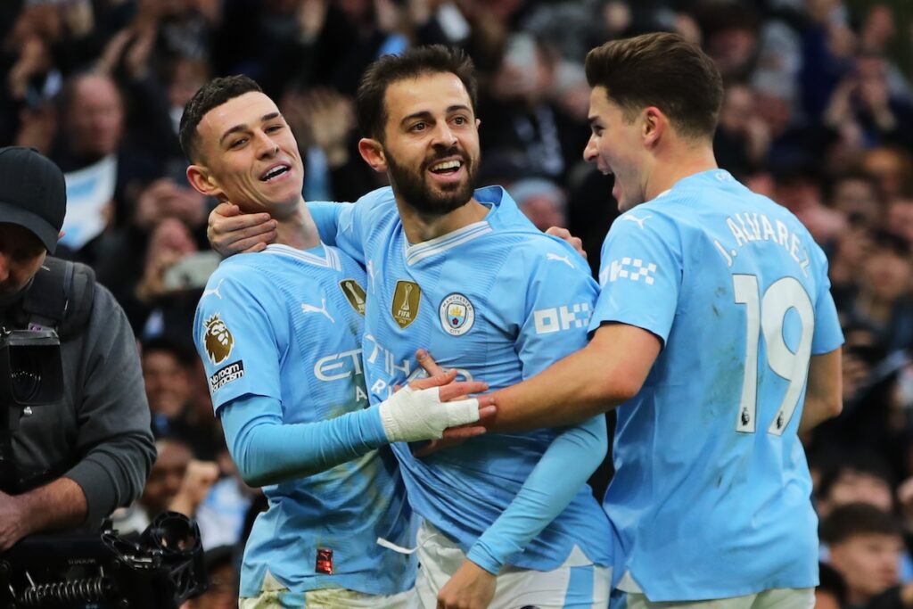 Bernardo Silva feiert Torjubel mit Manchester City-Teamkollegen