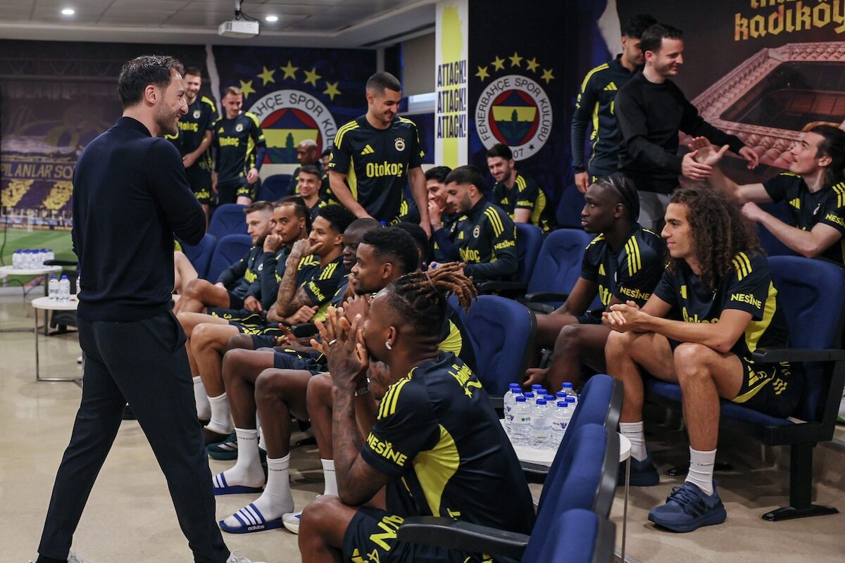 Domenico Tedesco verabschiedet sich von Fenerbahce-Spielern