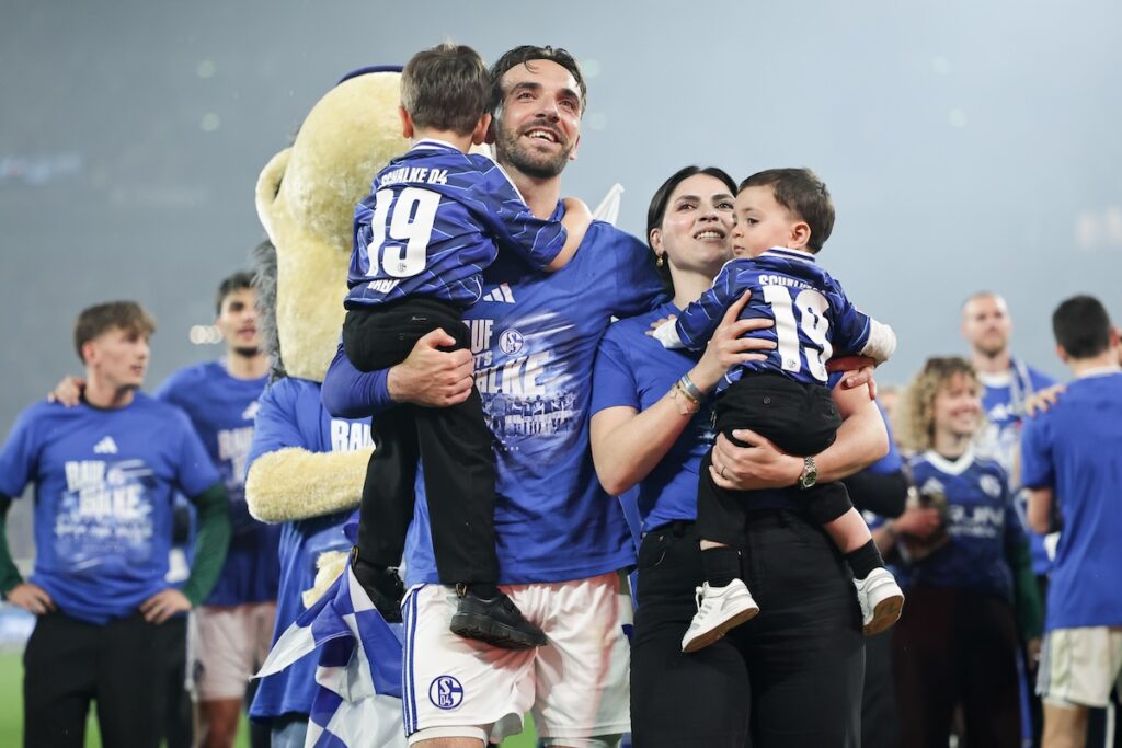 Mission erfüllt: Schalke 04 krönt sich nach drei Jahren Wartezeit mit Goldtorschütze Kenan Karaman zum Bundesliga-Rückkehrer