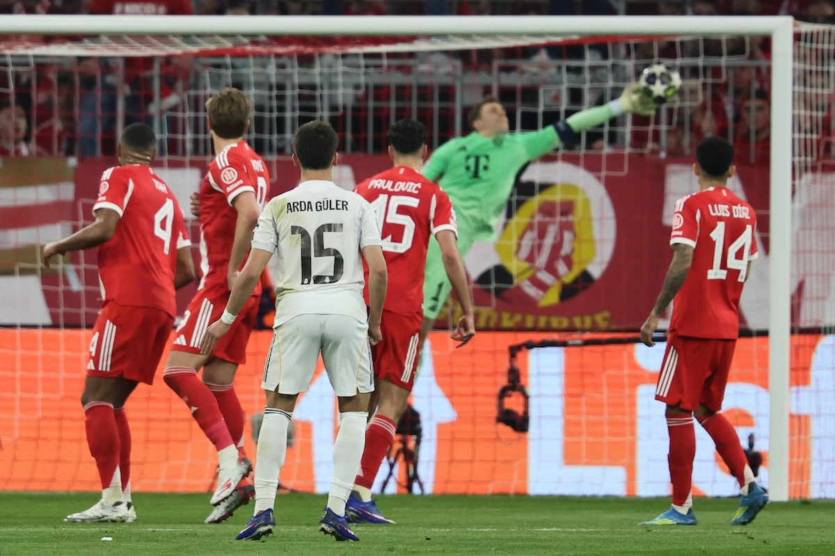 Real Madrid-Talent Arda Güler überwindet FC Bayern-Star-Torhüter Manuel Neuer per Freistoß