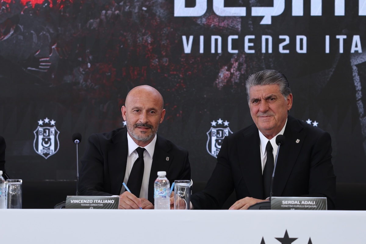 Der neue Besiktas-Trainer Vincenzo Italiano mit BJK-Präsident Serdal Adali