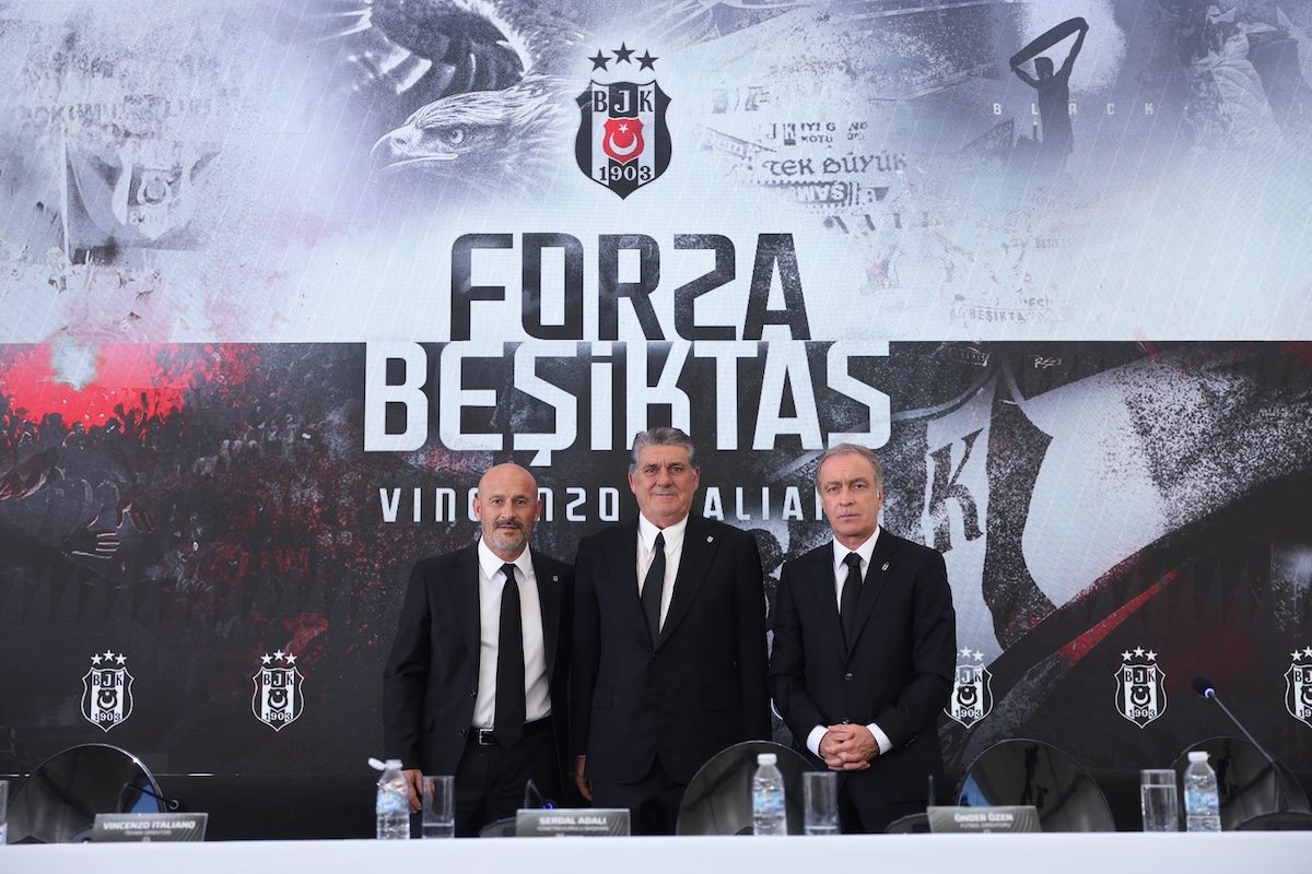 Der neue Besiktas-Trainer Vincenzo Italiano mit BJK-Präsident Serdal Adali und Fußballdirektor Önder Özen
