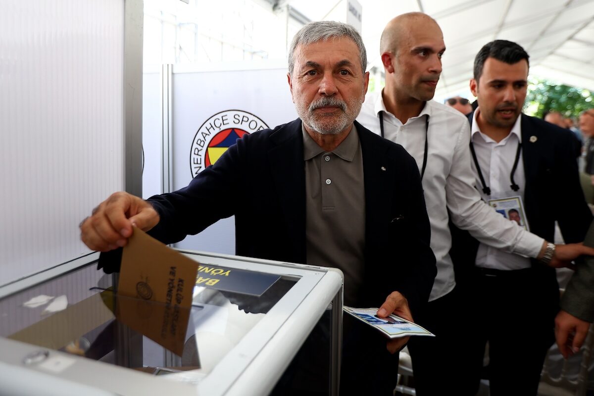 Weiße Rauchsäule in Kadiköy: Aziz Yildirim bittet zur Krisensitzung und präsentiert wohl neuen Trainer