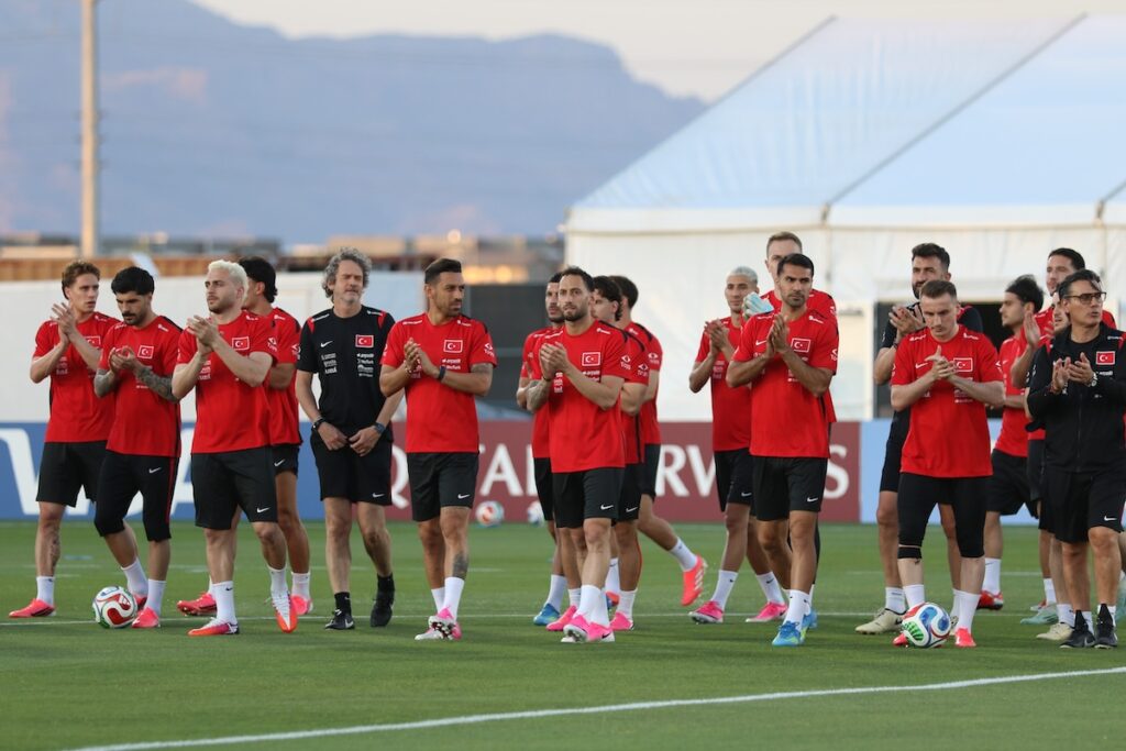 Erste Einheit in Vancouver: Nationalmannschaft bezieht WM-Quartier in Kanada mit hohem Besuch und Bangen um Kenan Yildiz! Erste Einheit in Vancouver: Nationalmannschaft bezieht WM-Quartier in Kanada mit hohem Besuch und Bangen um Kenan Yildiz!