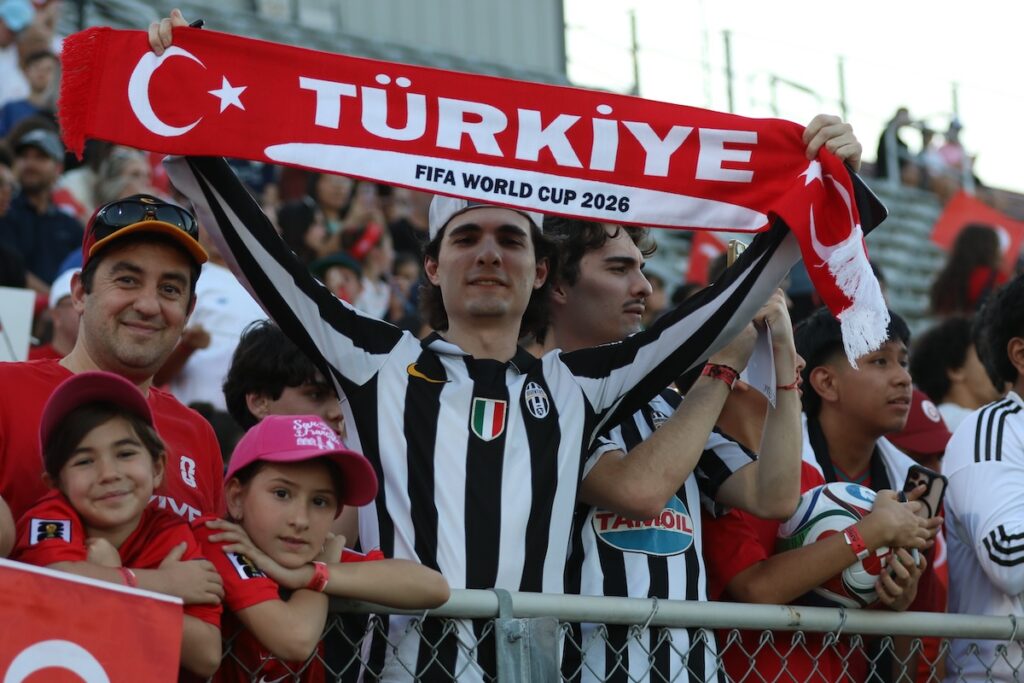 Fanansturm in der Wüste: Über 3.000 Zuschauer feiern Arda Güler und Co. beim WM-Auftakt in Arizona!