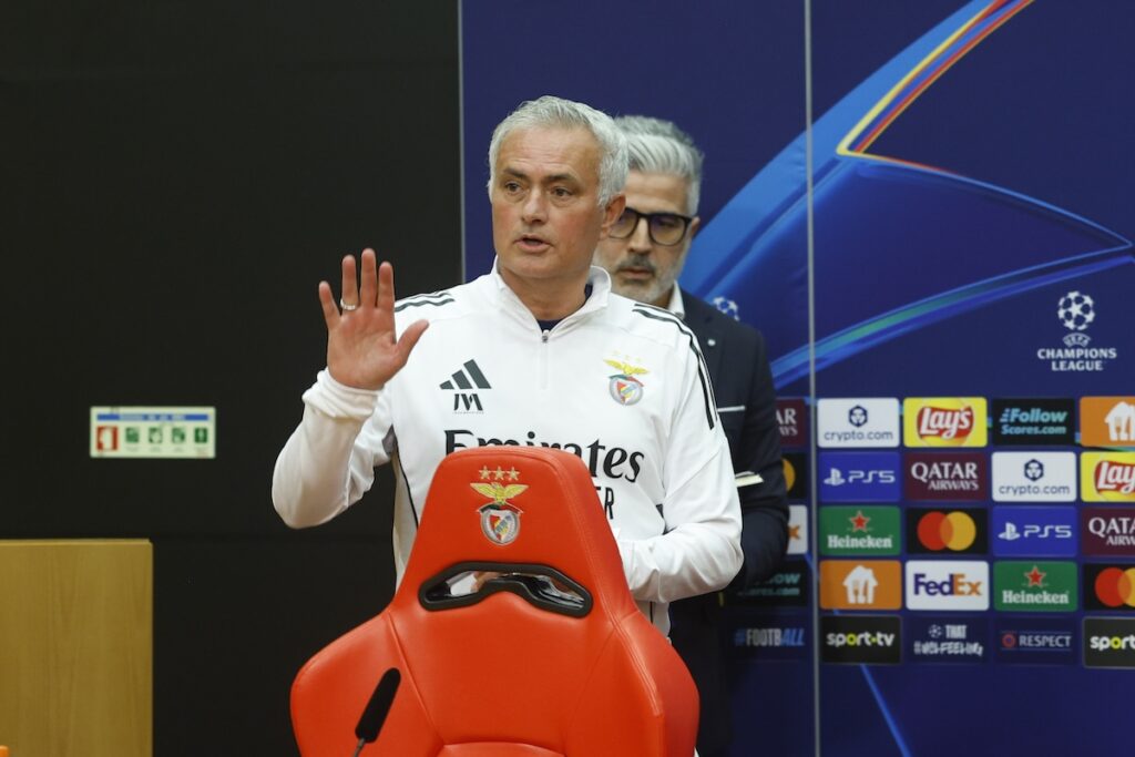 The Special One ist zurück: Jose Mourinho unterschreibt bei Real Madrid und plant die große Wachablösung durch Arda Güler! The Special One ist zurück: Jose Mourinho unterschreibt bei Real Madrid und plant die große Wachablösung durch Arda Güler!