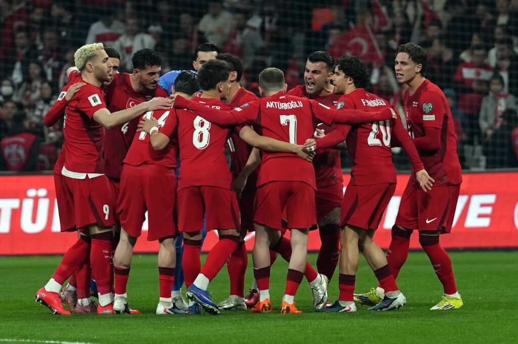 24 Jahre schmerzhaftes Warten sind vorbei: Das emotionale WM-Comeback der Türkei im fernen Kanada gegen Australien! 24 Jahre schmerzhaftes Warten sind vorbei: Das emotionale WM-Comeback der Türkei im fernen Kanada gegen Australien!