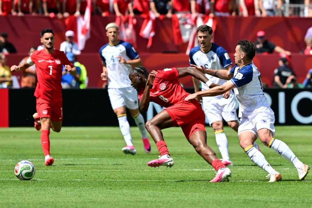 Dämpfer für den Co-Gastgeber in Toronto: Ex-Besiktas-Angreifer Cyle Larin rettet Kanada den späten Punkt gegen Bosnien! Dämpfer für den Co-Gastgeber in Toronto: Ex-Besiktas-Angreifer Cyle Larin rettet Kanada den späten Punkt gegen Bosnien!