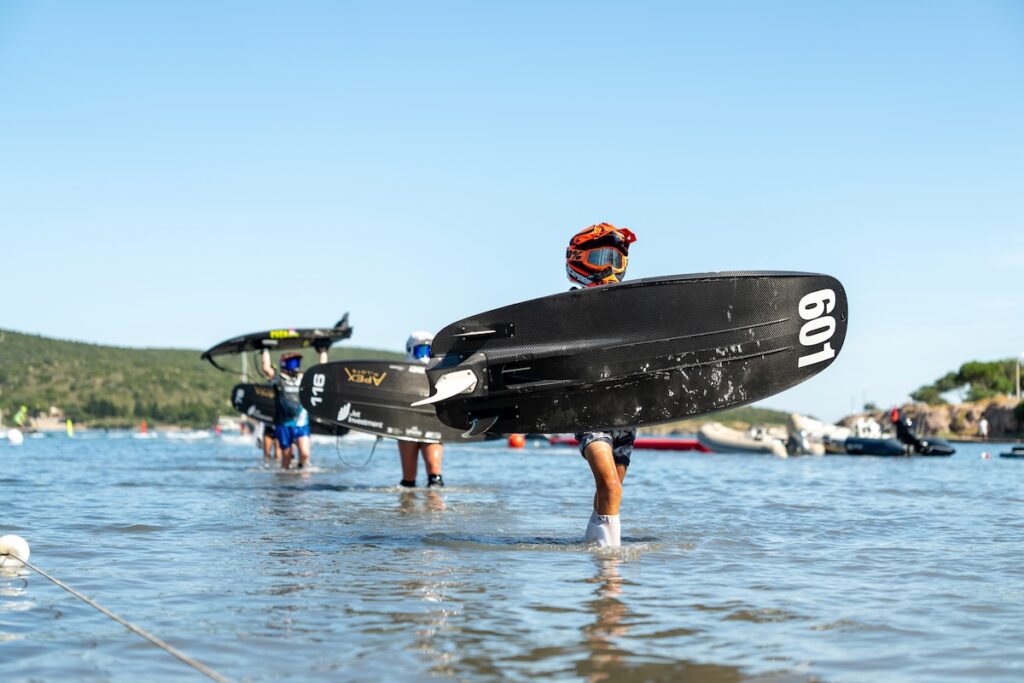 Titelkämpfe in der Ägäis: 16 türkische Motosurf-Athleten jagen in Cesme nach dem weltweiten Gipfelsturm!