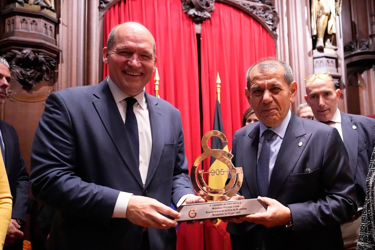 Gelb-rotes Liebesbekenntnis im Herzen Europas: Dursun Özbek feiert Meistertitel in Brüssel und kündigt das nächste große Ziel an!