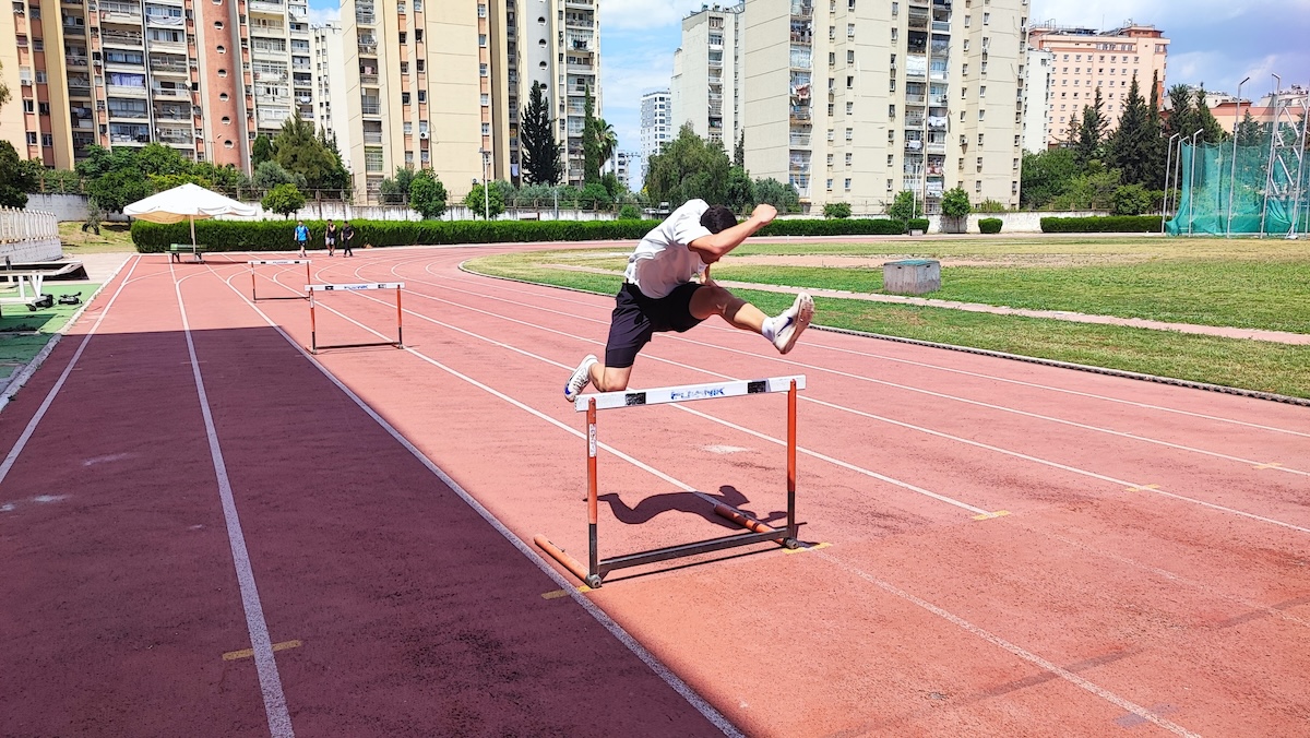 Fünf Meistertitel im Teenager-Alter: 15-jähriger Hürdensprinter opfert alles für das große Ziel Olympia!