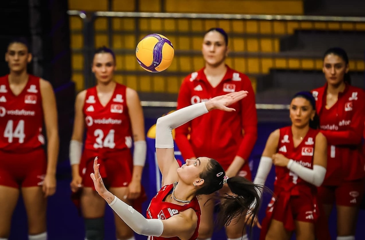 Dominanz vor heimischem Publikum in Ankara: Die türkischen Volleyball-Frauen fegen nach Belgien auch Frankreich mühelos vom Parkett!
