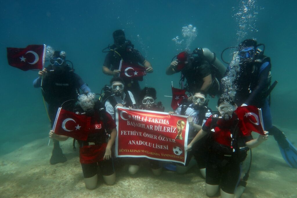 Atemberaubende Aktion an der türkischen Riviera: Schüler tauchen ab und senden dem türkischen Nationalteam eine spektakuläre Botschaft aus den Tiefen des Meeres! Atemberaubende Aktion an der türkischen Riviera: Schüler tauchen ab und senden dem türkischen Nationalteam eine spektakuläre Botschaft aus den Tiefen des Meeres!
