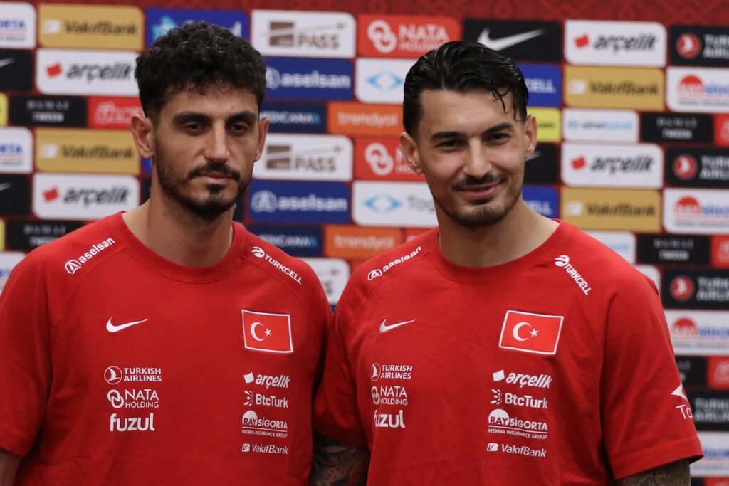 Gefühlschaos im Teamquartier vor dem Schicksalsspiel: Akaydin und Cakir wettern gegen absurde Kritik und gestehen bittere Schlaflosigkeit der Nationalspieler! Gefühlschaos im Teamquartier vor dem Schicksalsspiel: Akaydin und Cakir wettern gegen absurde Kritik und gestehen bittere Schlaflosigkeit der Nationalspieler!