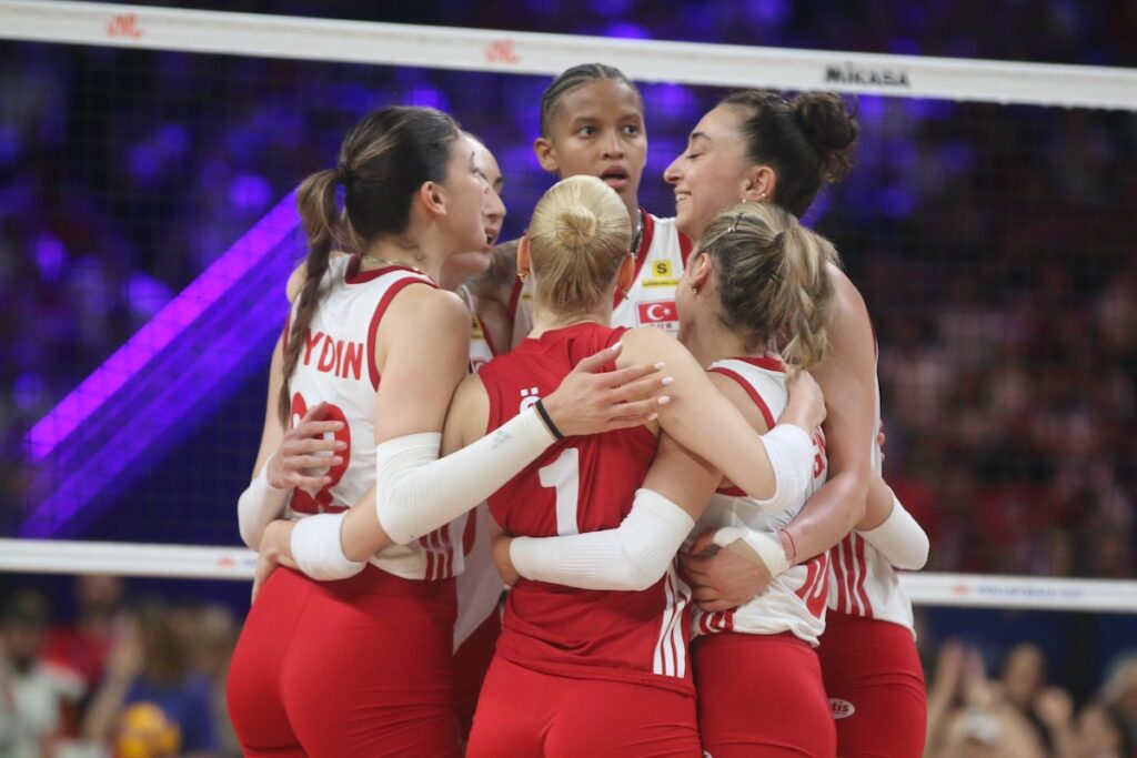 Furioses Comeback! Türkei dreht 0:2-Rückstand und ringt Deutschland im Volleyball-Krimi nieder Furioses Comeback! Türkei dreht 0:2-Rückstand und ringt Deutschland im Volleyball-Krimi nieder