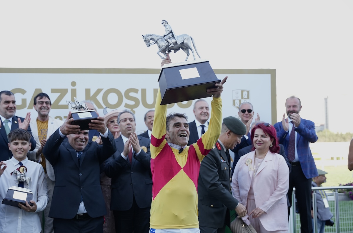 Historischer Triumph beim 100. Jubiläum: Starjockey Halis Karatas schreibt mit Bay Nalcakan beim Gazi Lauf Geschichte!