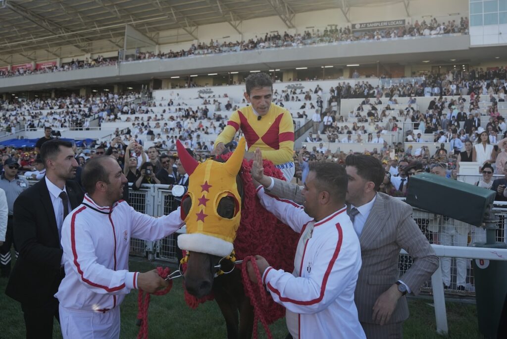 Historischer Triumph beim 100. Jubiläum: Starjockey Halis Karatas schreibt mit Bay Nalcakan beim Gazi Lauf Geschichte!