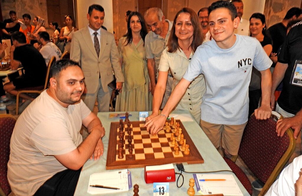 Denksport-Spektakel an der Ägäis: Über 1.100 Strategen stürmen das internationale Schach-Event in Cesme!