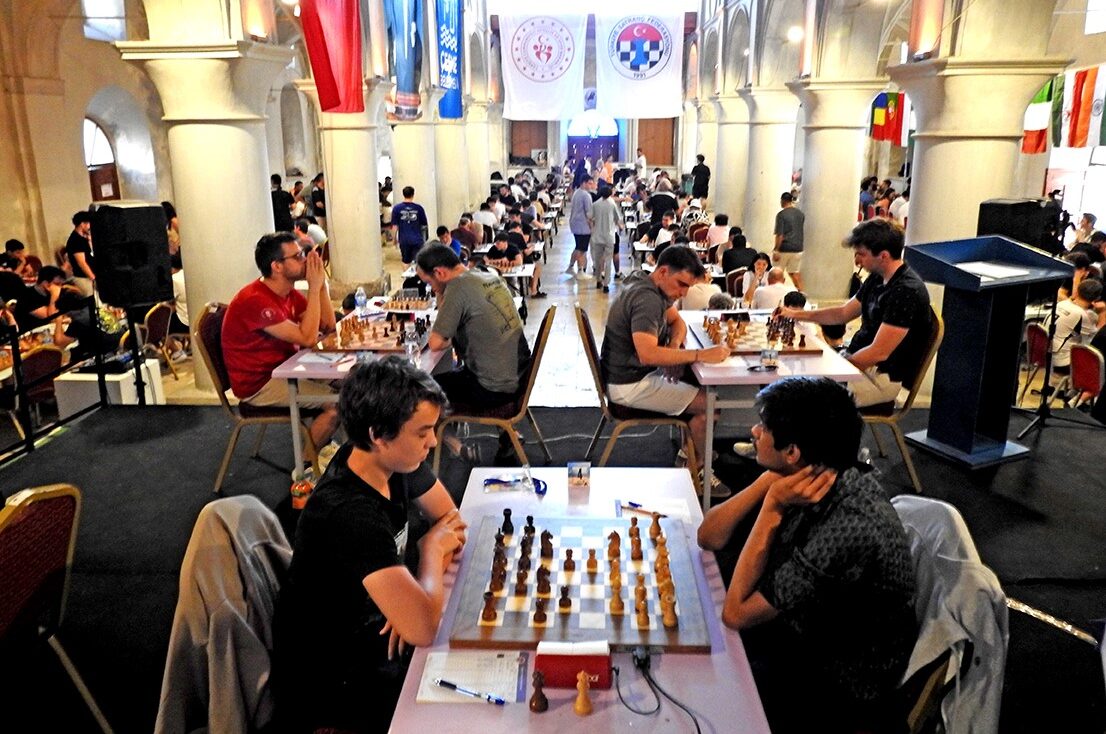 Denksport-Spektakel an der Ägäis: Über 1.100 Strategen stürmen das internationale Schach-Event in Cesme!